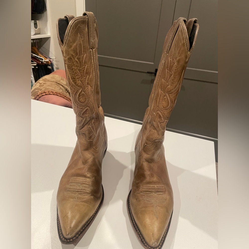 Code West Womens boots. Tan leather 7 1/2